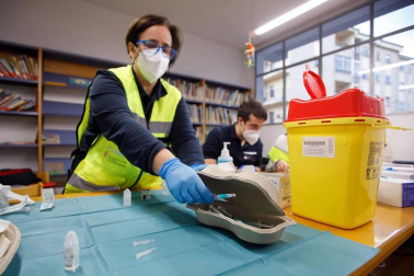 Navarra comienza la vacunación a los profesionales sanitarios y a grandes dependientes en Etxarri-Aranatz y Alsasua.