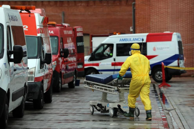 Trabajos en el Complejo Hospitalario de Navarra para desinfectar las camillas de coronavirus.