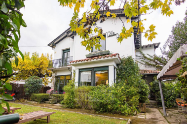 Una bonita casa con un jardín lleno de vida donde se unen tranquilidad y comodidad en el centro de Pamplona. Una casa única para entrar a vivir, estilo de construcción tradicional vasco, en 3 plantas con un estupendo jardín y garaje en la propiedad.