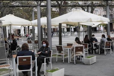 Barañáin, Pamplona, Estella y Tudela, así como el resto de la Comunidad foral, recibieron con visitantes la reapertura de las terrazas de los establecimientos hosteleros este jueves, 26 de noviembre.