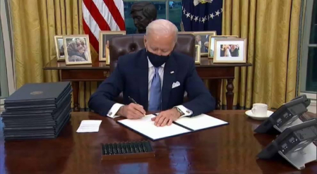 Joe Biden exprime al máximo sus primeras horas de gobierno firmando 17 órdenes ejecutivas