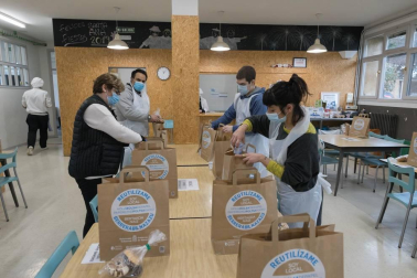 La Fundación Tudela Comparte acaba de abrir el Obrador que, a través de la venta de comida para llevar, ya ha contratado a dos mujeres en situación de exclusión. Se suma a su comedor social, su economato para familias y su labor de formación