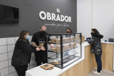 La Fundación Tudela Comparte acaba de abrir el Obrador que, a través de la venta de comida para llevar, ya ha contratado a dos mujeres en situación de exclusión. Se suma a su comedor social, su economato para familias y su labor de formación
