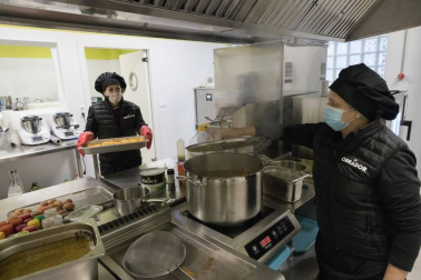 La Fundación Tudela Comparte acaba de abrir el Obrador que, a través de la venta de comida para llevar, ya ha contratado a dos mujeres en situación de exclusión. Se suma a su comedor social, su economato para familias y su labor de formación
