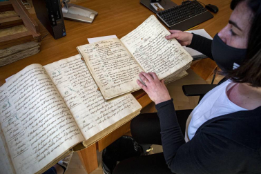 El equipo de Scriptum está catalogando procesos judiciales que datan desde el S.XVI hasta 1836 para crear una base de datos de libre acceso al público, y se pueden consultar tanto en la web 'Archivo Abierto' como en la biblioteca del Archivo General