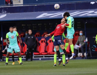 Pelea por un balón por alto en el Osasuna-Granada