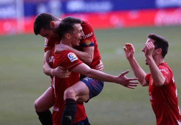 Celebración de los jugadores de Osasuna del gol de Budimir ante el Granada