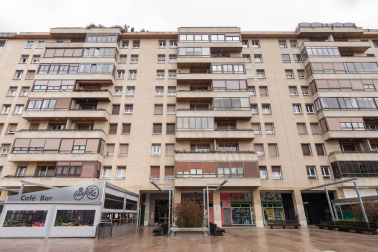 Cuatro habitaciones, terraza y plaza de garaje: un completo piso ubicado en una zona peatonal