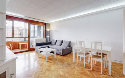 Cuatro habitaciones, terraza y plaza de garaje: un completo piso ubicado en una zona peatonal
