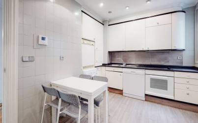 Cuatro habitaciones, terraza y plaza de garaje: un completo piso ubicado en una zona peatonal