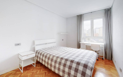 Cuatro habitaciones, terraza y plaza de garaje: un completo piso ubicado en una zona peatonal