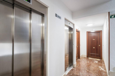 Cuatro habitaciones, terraza y plaza de garaje: un completo piso ubicado en una zona peatonal