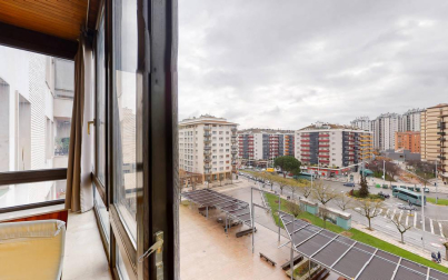 Cuatro habitaciones, terraza y plaza de garaje: un completo piso ubicado en una zona peatonal