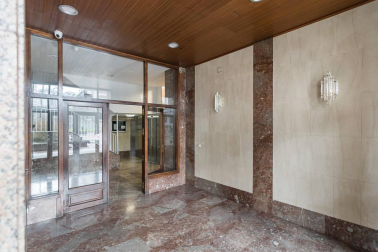 Cuatro habitaciones, terraza y plaza de garaje: un completo piso ubicado en una zona peatonal