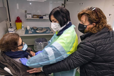 Fotos de la vacunación de grandes dependientes y residentes en la unidad móvil de vacunación en Estella.