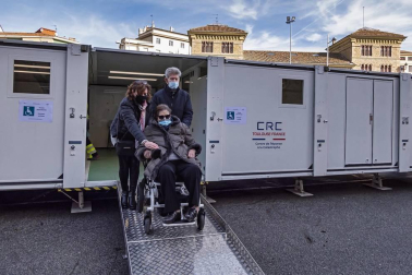 Fotos de la vacunación de grandes dependientes y residentes en la unidad móvil de vacunación en Estella.