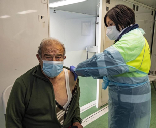 Fotos de la vacunación de grandes dependientes y residentes en la unidad móvil de vacunación en Estella.