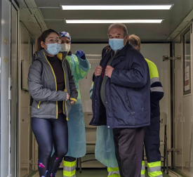 Fotos de la vacunación de grandes dependientes y residentes en la unidad móvil de vacunación en Estella.