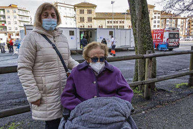 Fotos de la vacunación de grandes dependientes y residentes en la unidad móvil de vacunación en Estella.