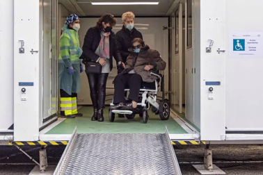 Fotos de la vacunación de grandes dependientes y residentes en la unidad móvil de vacunación en Estella.