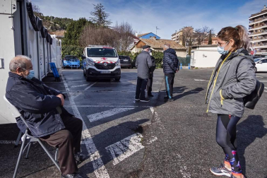 Fotos de la vacunación de grandes dependientes y residentes en la unidad móvil de vacunación en Estella.