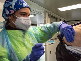 Fotos de la vacunación de grandes dependientes y residentes en la unidad móvil de vacunación en Estella.