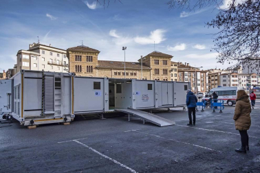 Fotos de la vacunación de grandes dependientes y residentes en la unidad móvil de vacunación en Estella.
