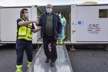 Fotos de la vacunación de grandes dependientes y residentes en la unidad móvil de vacunación en Estella.