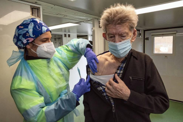 Fotos de la vacunación de grandes dependientes y residentes en la unidad móvil de vacunación en Estella.