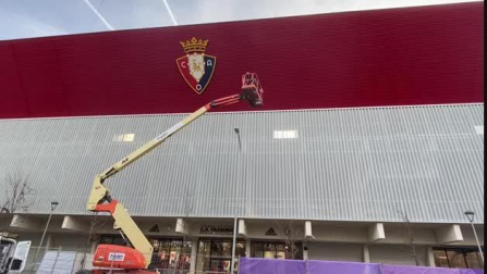 El nuevo estadio de El Sadar ya tiene escudo.