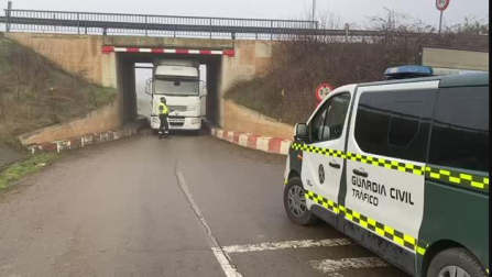VÍDEO | Un camión se empotra en un puente de Caparroso