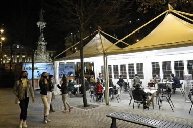 Barañáin, Pamplona, Estella y Tudela, así como el resto de la Comunidad foral, recibieron con visitantes la reapertura de las terrazas de los establecimientos hosteleros este jueves, 26 de noviembre.