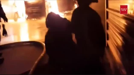 Vídeo: Espectacular incendio en un parking de caravanas en Madrid