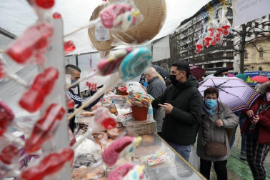 Largas filas en el mercadillo de San Blas, que este año se ha trasladado al paseo de Sarasate.