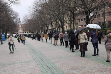Largas filas en el mercadillo de San Blas, que este año se ha trasladado al paseo de Sarasate.