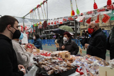 Largas filas en el mercadillo de San Blas, que este año se ha trasladado al paseo de Sarasate.