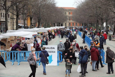 Largas filas en el mercadillo de San Blas, que este año se ha trasladado al paseo de Sarasate.