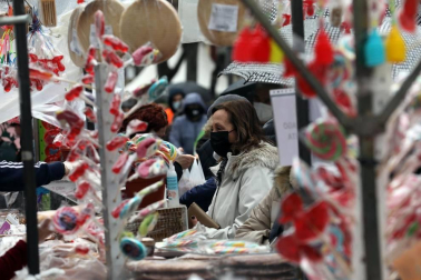 Largas filas en el mercadillo de San Blas, que este año se ha trasladado al paseo de Sarasate.