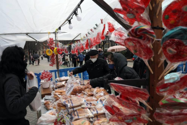 Largas filas en el mercadillo de San Blas, que este año se ha trasladado al paseo de Sarasate.