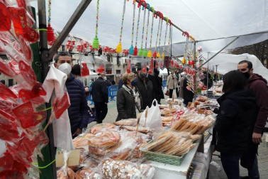 Largas filas en el mercadillo de San Blas, que este año se ha trasladado al paseo de Sarasate.