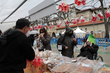 Largas filas en el mercadillo de San Blas, que este año se ha trasladado al paseo de Sarasate.
