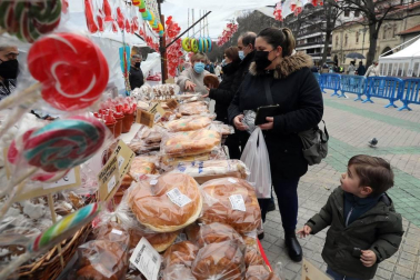 Largas filas en el mercadillo de San Blas, que este año se ha trasladado al paseo de Sarasate.
