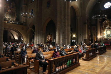 Largas filas en el mercadillo de San Blas, que este año se ha trasladado al paseo de Sarasate.