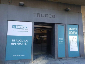 Local extraordinario en pleno paseo peatonal de Carlos III, la principal arteria comercial de la capital navarra.