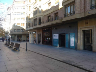 Local extraordinario en pleno paseo peatonal de Carlos III, la principal arteria comercial de la capital navarra.