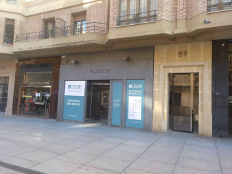 Local extraordinario en pleno paseo peatonal de Carlos III, la principal arteria comercial de la capital navarra.