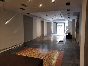 Local extraordinario en pleno paseo peatonal de Carlos III, la principal arteria comercial de la capital navarra.
