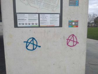 Un hombre ha sido detenido por la Policía Municipal de Egüés tras ser pillado 'in fraganti` pintando con un spray en el exterior del Ayuntamiento del valle. En el forcejeo para evitar ser reducido e identificado, dos agentes han sufrido lesiones por las que han tenido que ser atendidos.