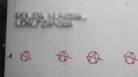 Un hombre ha sido detenido por la Policía Municipal de Egüés tras ser pillado 'in fraganti` pintando con un spray en el exterior del Ayuntamiento del valle. En el forcejeo para evitar ser reducido e identificado, dos agentes han sufrido lesiones por las que han tenido que ser atendidos.