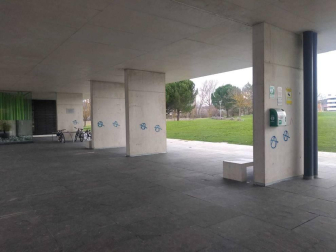 Un hombre ha sido detenido por la Policía Municipal de Egüés tras ser pillado 'in fraganti` pintando con un spray en el exterior del Ayuntamiento del valle. En el forcejeo para evitar ser reducido e identificado, dos agentes han sufrido lesiones por las que han tenido que ser atendidos.
